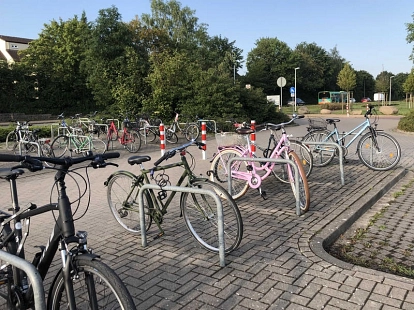 Fahrräder an einer Abstellanlage.jpg © Gemeinde Isernhagen,
Region Hannover