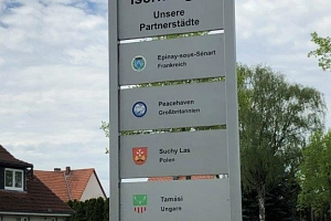 Ortseingangstafel Partnerstädte