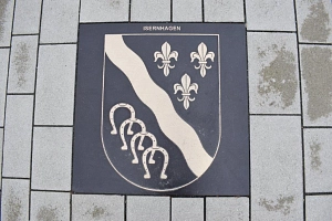 Isernhagen Wappen auf dem Rathausplatz